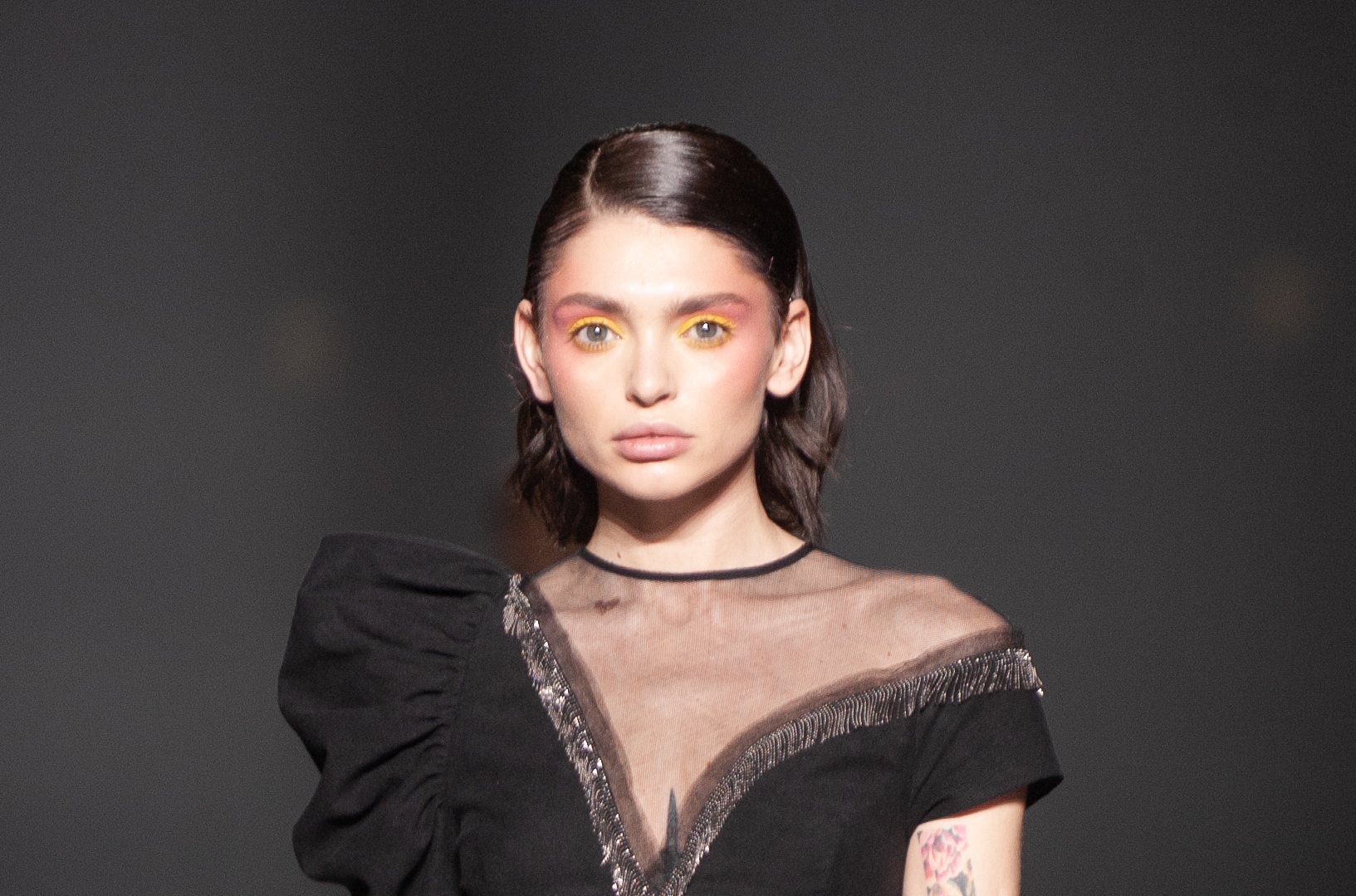 Отказ от бровей и золото в глазах: топ-5 мейкап-трендов от визажистов Ukrainian Fashion Week FW 20-21